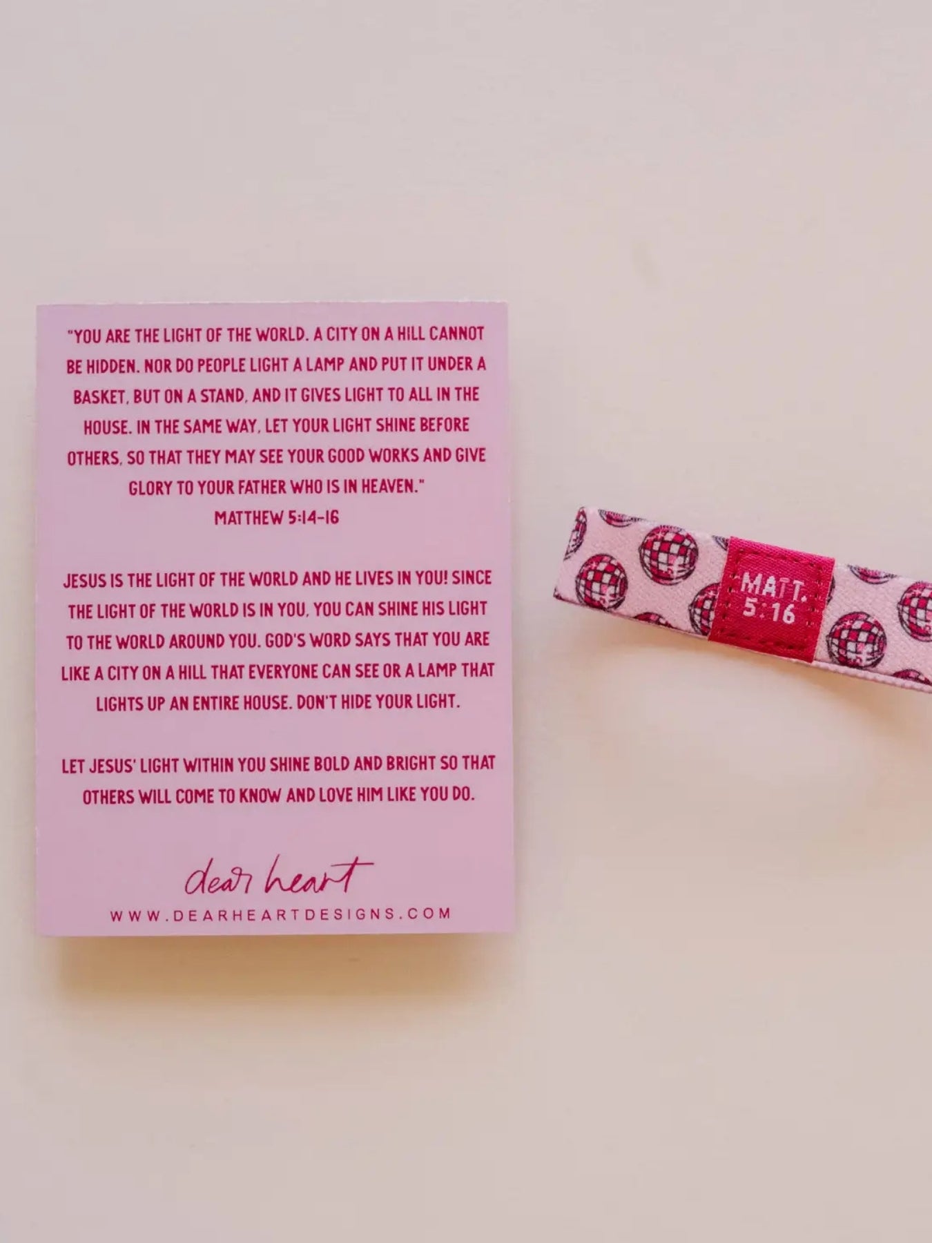 Empower your child to walk in faith with this vibrant Matthew 5:16 elastic wristband. This comfortable, daily reminder encourages kids to share God’s love at school and play. Elastic bracelet for kids