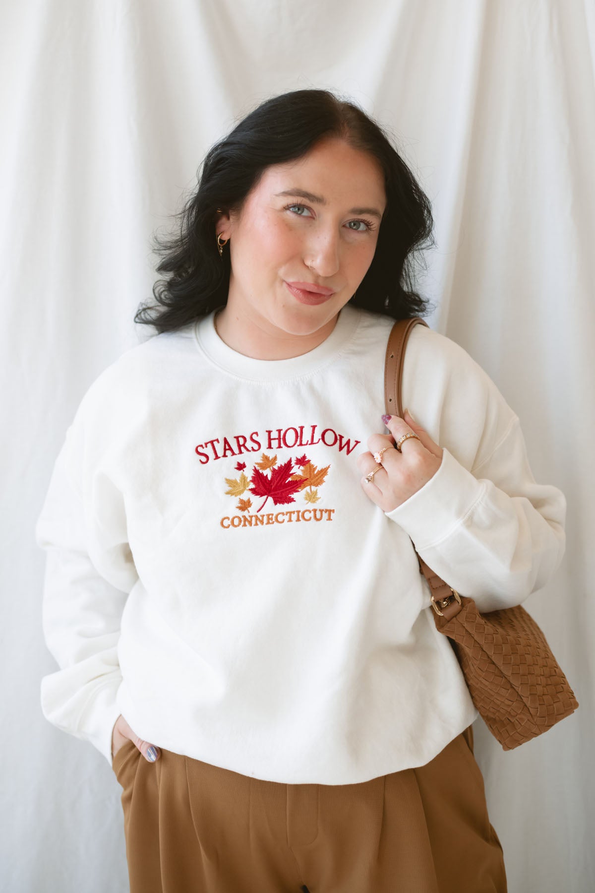 Model is wearing the embroidered stars hollow sweatshirt.