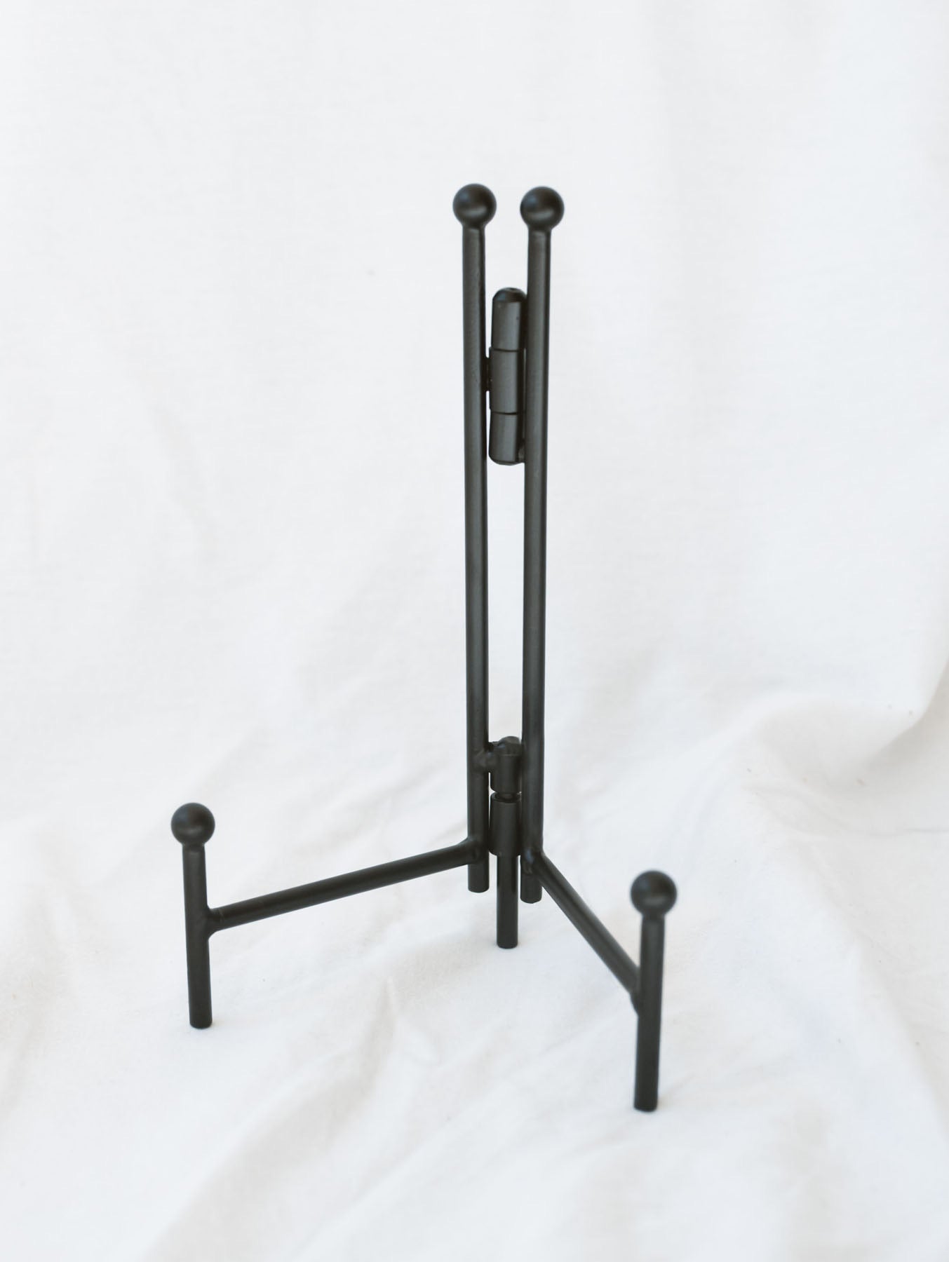 Black metal straight back simple table top easel. Great for frames photos or artwork, plates, cookbooks and more.