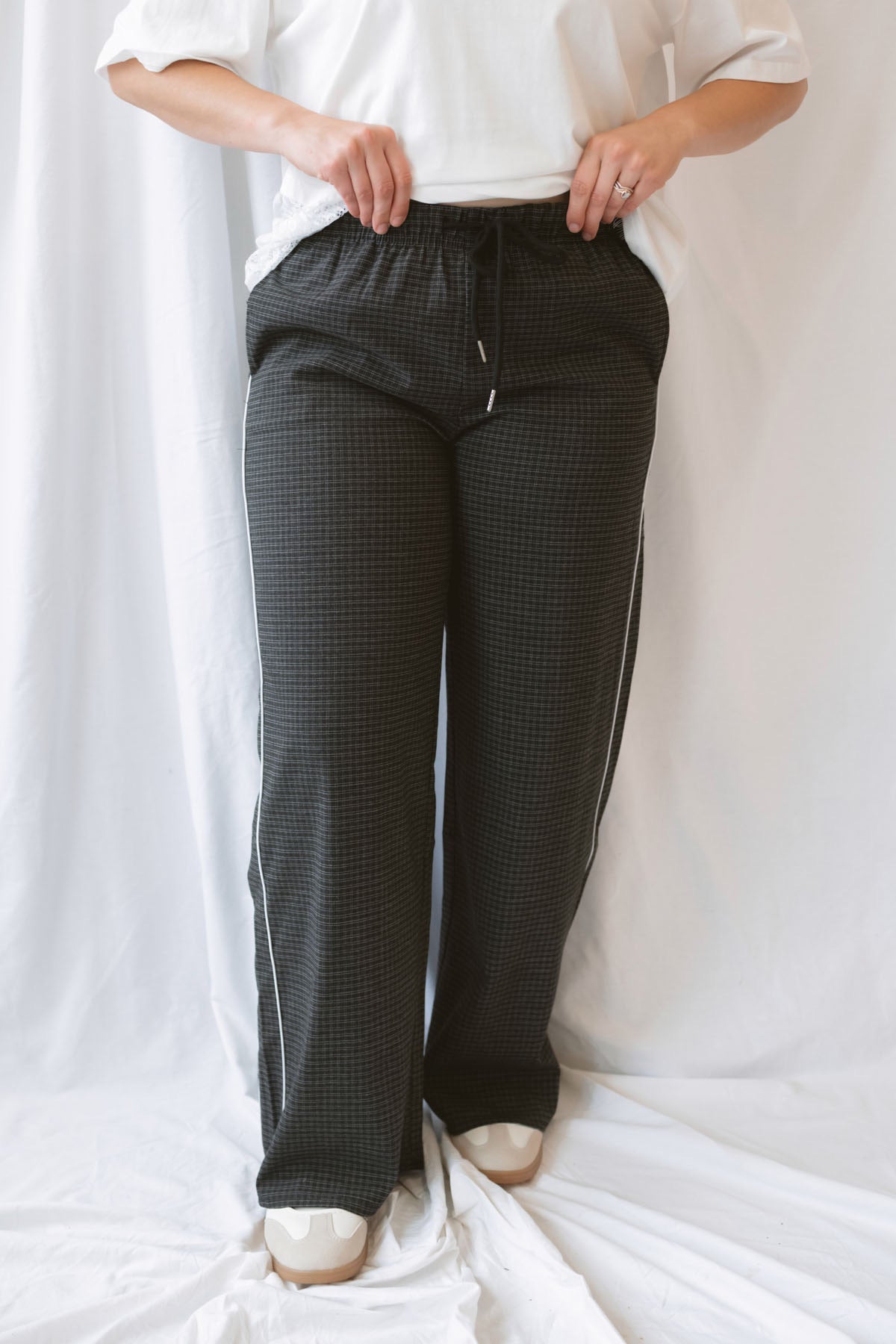 Jude Waistband with String Check Woven Long Pants in black featuring a classic check pattern and relaxed styling.