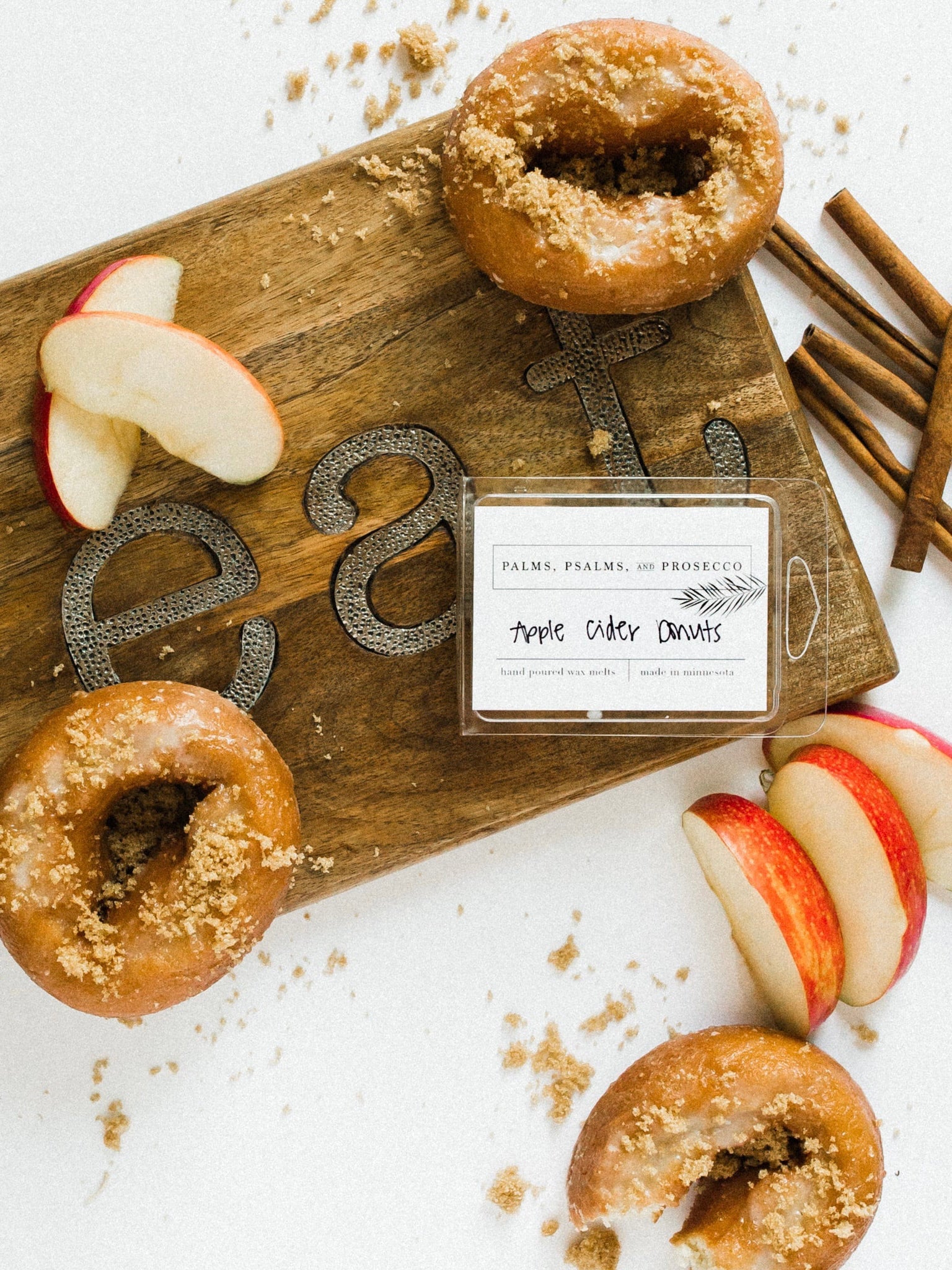 Fill your home with the warm scent of Apple Cider Donuts. Hand-poured soy wax melts with cinnamon and maple notes. Perfect for a cozy fall atmosphere! Shop now.