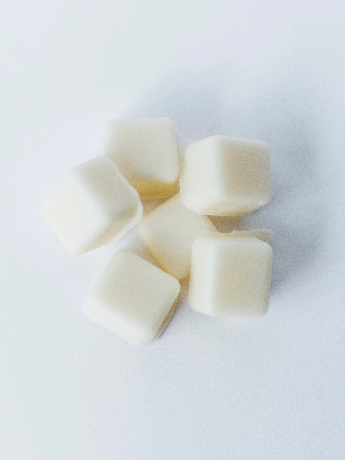 These melts exude a captivating blend of honey, spices, vanilla, and tobacco leaves with a smooth woody base. Perfect for an all year 'round scent!