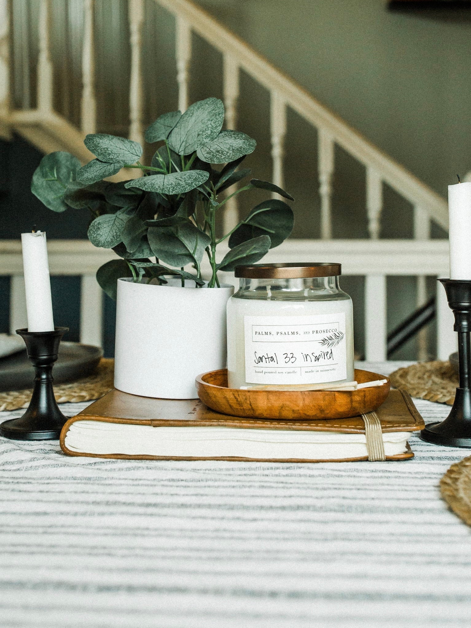 Wax Melts that captures the clean woodiness of palo santo with hints of citrus, tobacco, saffron, amber, musk, sea salt, and moss.