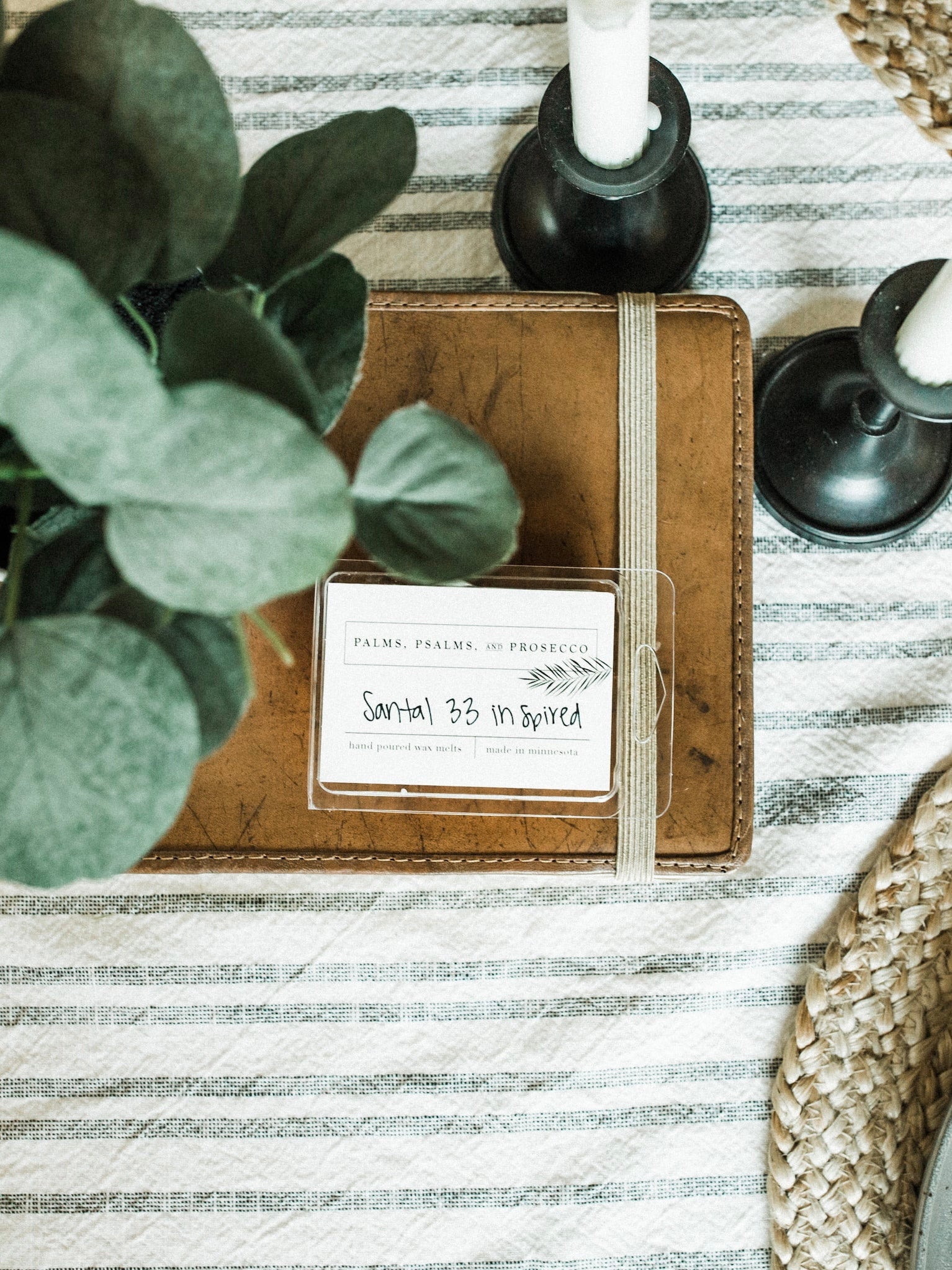 This trendy, highly requested scent captures the clean woodiness of palo santo for a realistic result. It has hints of wood, citrus, tobacco, saffron, amber, musk, sea salt, and moss.&nbsp;
