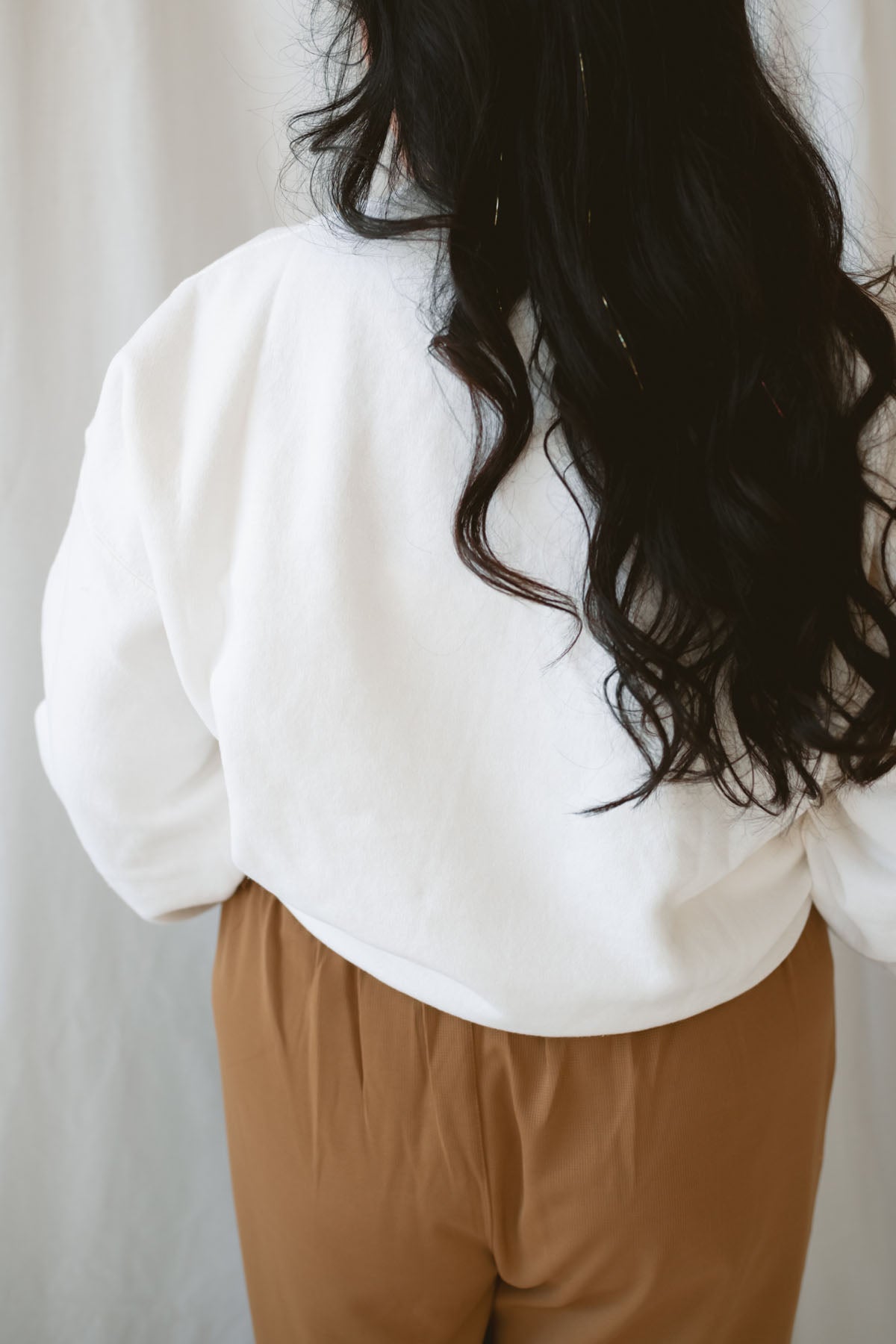 Model is wearing the embroidered stars hollow sweatshirt.