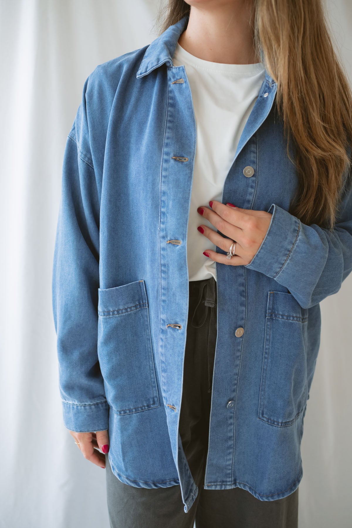 Model is wearing the oversized denim lightweight jacket. 