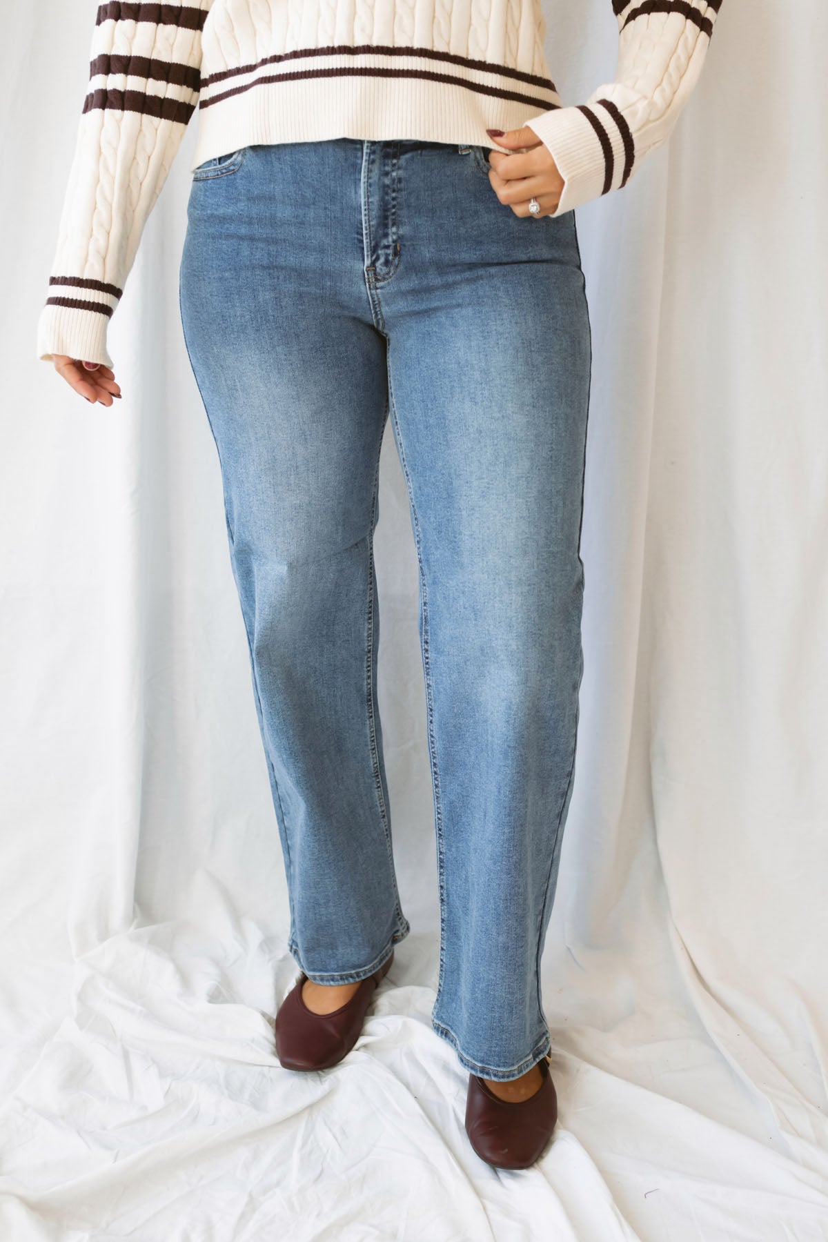 Devan full length straight leg jeans in medium denim with a classic five-pocket design and versatile straight-leg silhouette.