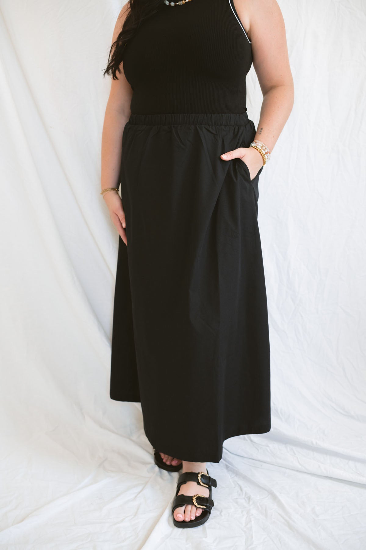 Model wearing the sleeveless piping knit contrast detail midi dress